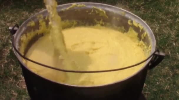 Cocina tradicional de polenta — Vídeo de stock