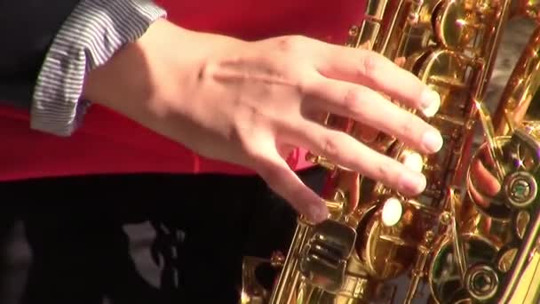 Muzikant hand de saxofoon spelen — Stockvideo