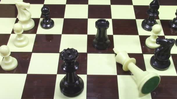 White king chess piece defeated in mate position — Stock Video