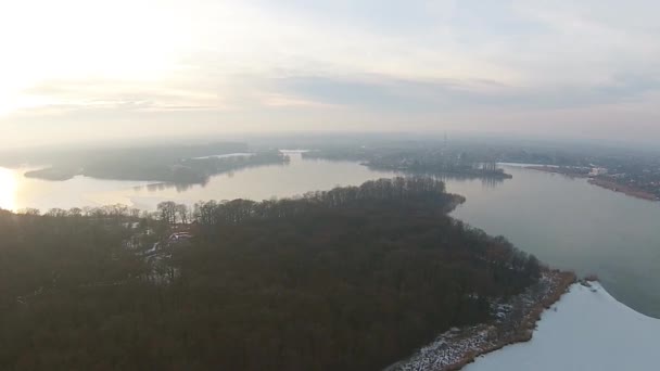 Vue aérienne sur le lac en hiver au coucher du soleil — Video