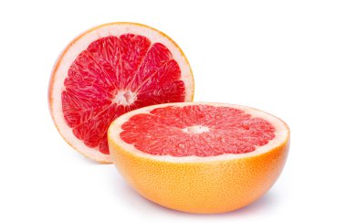 Beyaz zemin üzerinde olgun greyfurt