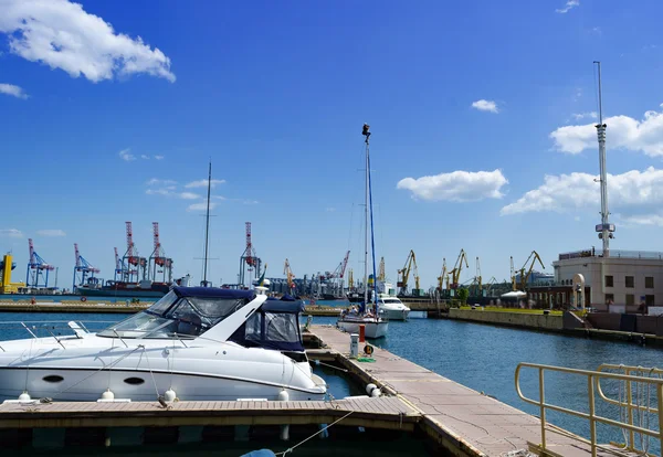 Yachts estacionamento no Mar Negro — Fotografia de Stock