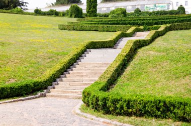 Yaz zamanı adım şekilde bahçedeki