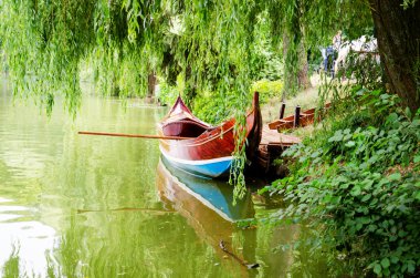 Gölet tek satırda kırmızı tekne