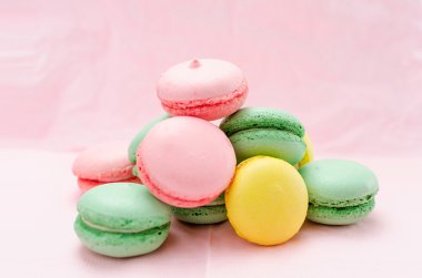 Üç renkli macaroons