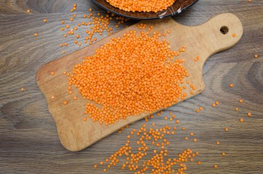 Bir kasede kırmızı mercimek