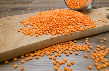 Ahşap kesme tahtası üzerinde kırmızı mercimek