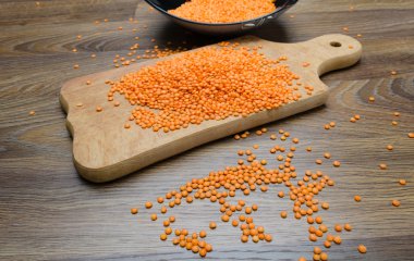 Bir kasede kırmızı mercimek