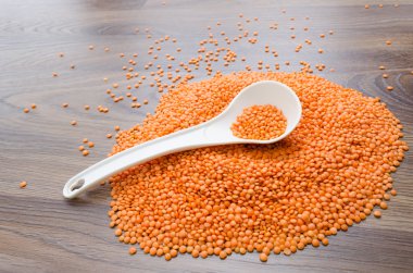 Beyaz kaşığı kırmızı mercimek