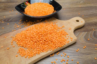 Bir kasede kırmızı mercimek