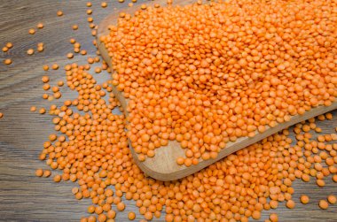 Kek meyve bordo peçete ile bira