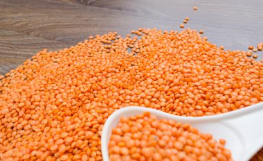 Beyaz kaşığı kırmızı mercimek