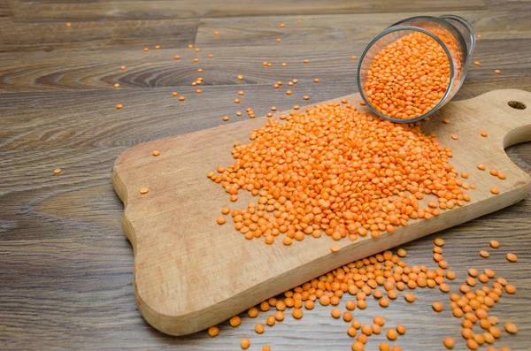 Ahşap kesme tahtası üzerinde kırmızı mercimek