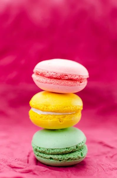 Colorido sobre fondo Burdeos francés macaron — Foto de Stock