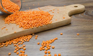 Ahşap kesme tahtası üzerinde kırmızı mercimek