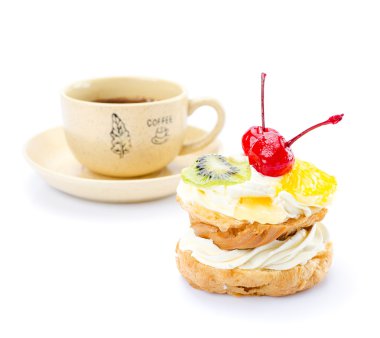 Bordo peçete üzerinde meyve ile choux pasta