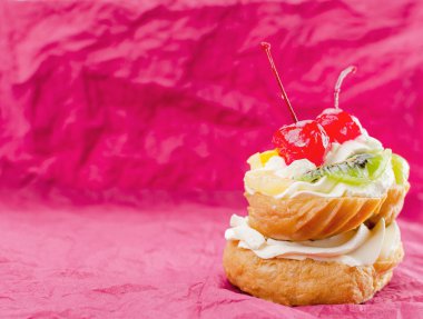 Pasta bira. Kiraz, kivi, portakal ve üzüm.