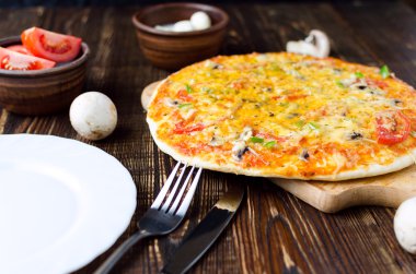 Rustik pizza jambon, domates, kekik, mantar, mozzarella peyniri ile