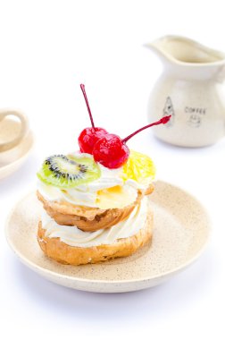 Bordo peçete üzerinde meyve ile choux pasta