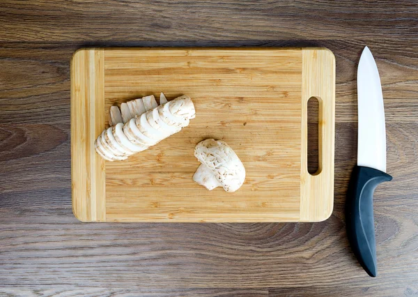 Sliced field mushrooms on a cutting board — Stock Photo, Image