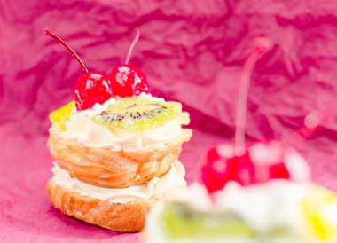 Pasta bira. Kiraz, kivi, portakal ve üzüm.