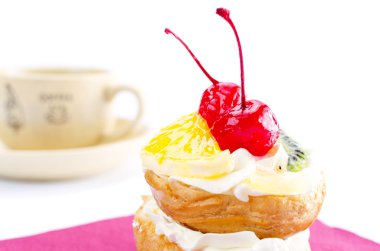 Bordo peçete üzerinde meyve ile choux pasta