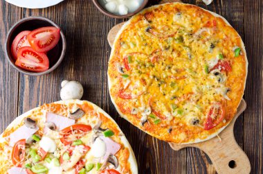 Rustik pizza jambon, domates, kekik, mantar, mozzarella peyniri ile