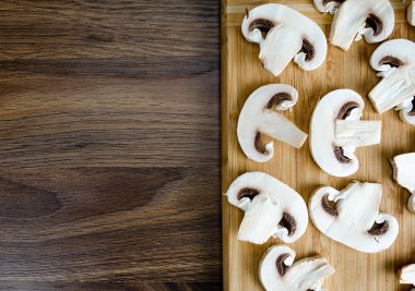 Bir gemide mantar dilimlenmiş