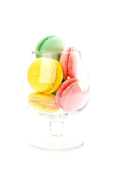 Muitos macaroon colorido em um vidro transparente — Fotografia de Stock