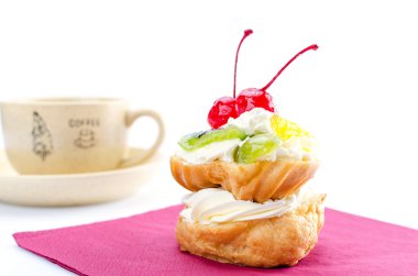 Meyve kırmızı peçeteye choux pasta