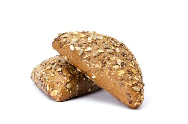 Ayçiçeği tohumu, susam ve keten ile karanlık buns. Beyaz arka plan