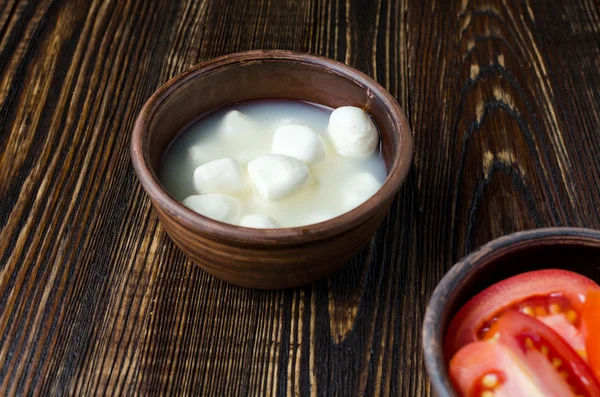 Mozzarella och tomater i en lera tallrik — Stockfoto