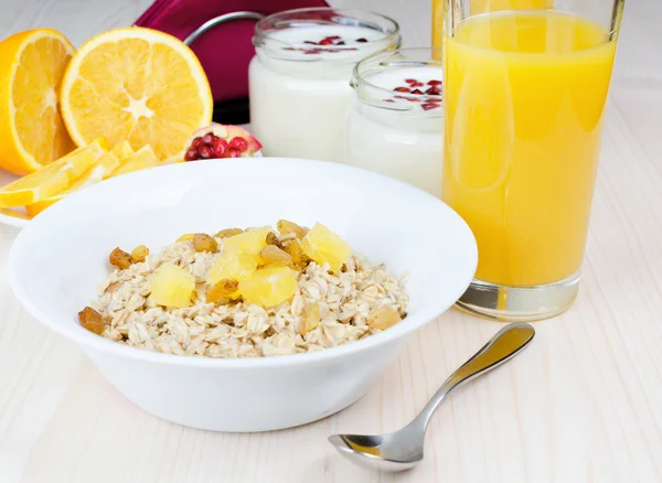 Frokost av havremel med rosiner og appelsin stockfoto