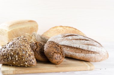 Natürmort Ahşap doğrama tahtası üzerinde taze ekmek.