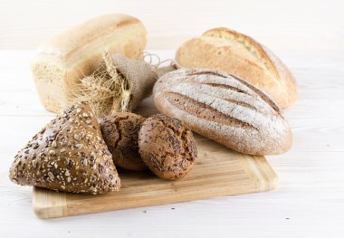 Natürmort Ahşap doğrama tahtası üzerinde taze ekmek.