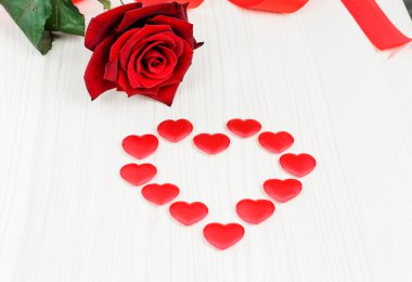 Kalp kırmızı gül