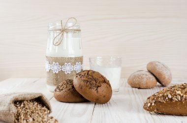 Kahverengi bir kavanoza süt ile masada Kimyon tohumu ile alır. Buğday taneleri bir çantada.