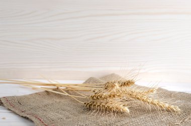 Spikelets buğday Sivas'tan üzerinde yalan. Beyaz ahşap masa.