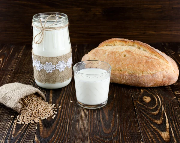 Komjölk och vete bröd i en påse — Stockfoto