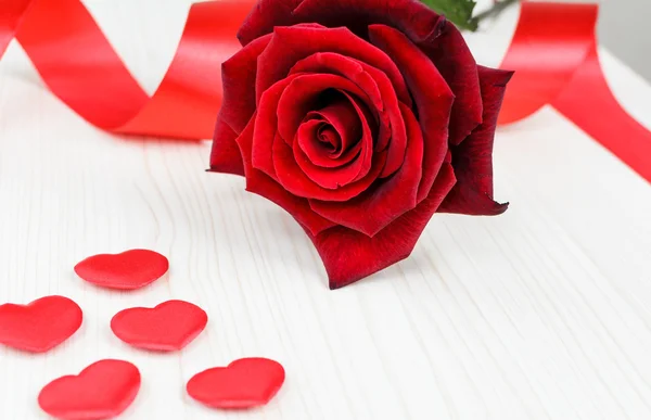 红色心的木桌上的大鲜玫瑰 — 图库照片