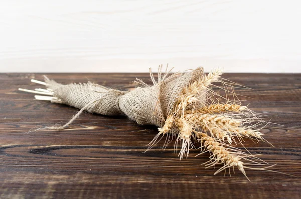 Spikelets pszenicy, owinięte w płótnie — Zdjęcie stockowe