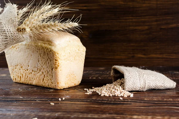 Bochenek Chleba Białego Kłosów Pszenicy Kukurydzy Leży Stół Drewniany Ciemny — Zdjęcie stockowe