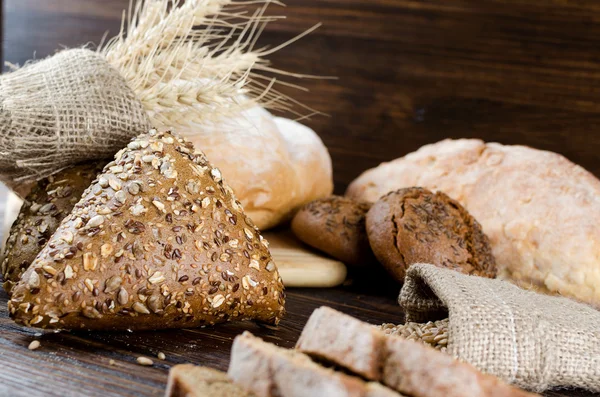 Bodegón pan fresco con espiguillas de trigo Imagen De Stock