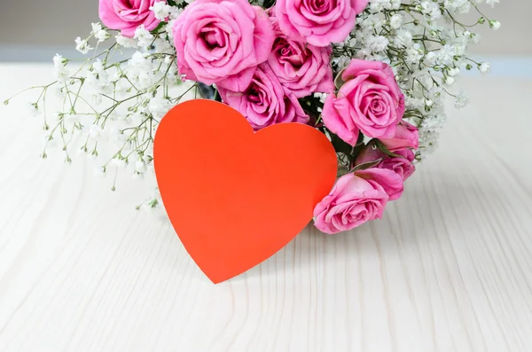 Corazón rojo con un ramo de rosas. Día de San Valentín . Fotos De Stock