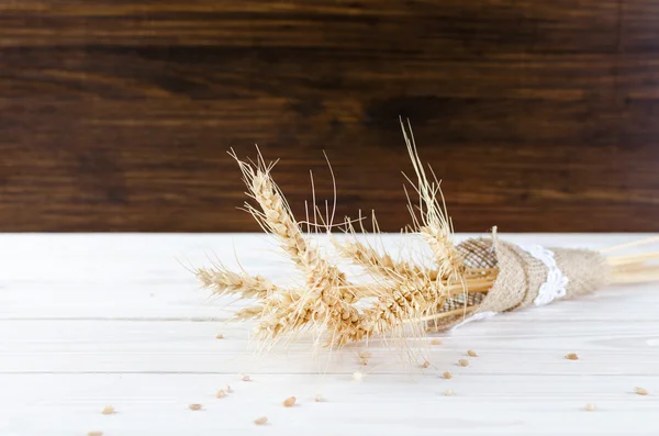 Колоски Пшениці Загорнуті Мішковину Білому Дерев Яному Столі Ліцензійні Стокові Фото