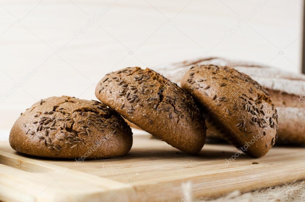 Three dark buns with caraway seeds — Stock Photo © vertraut 96444666