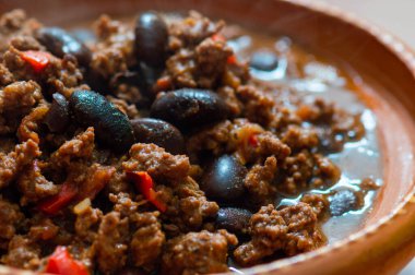 Kırmızı biberli ve yaban pirinçli Chili Con Carne.