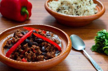 Kırmızı biberli ve yaban pirinçli Chili Con Carne.