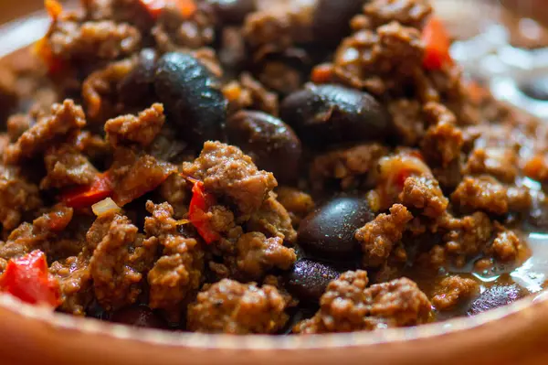 Kırmızı biberli ve yaban pirinçli Chili Con Carne.