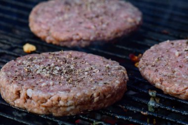 Alev ızgarası ev yapımı hamburgerler barbeküde